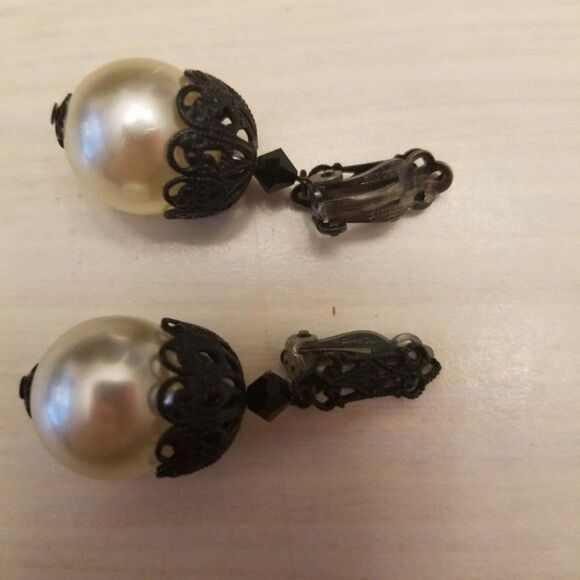 3 pair Vintage Clip on earrings and 1 pin - Picture 5 of 7